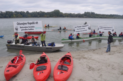 Boat regatta against Danube regulation in Croatia, © by WWF