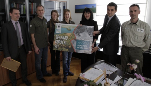 Handing over the petition to Mrs. Mirela Holy in Zagreb, Croatia (from left to right: Domagoj Stjepan Krnjak, Arno Mohl, Olga Jovanovic, Petra Boic Petrac, Mirela Holy, Hrvoje Dokoza, Tibor Mikuska), © by Goran Safarek