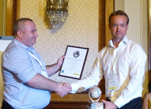 Chris Roston (WWN) handing over the Grey Globe to Croatia, © by WWN