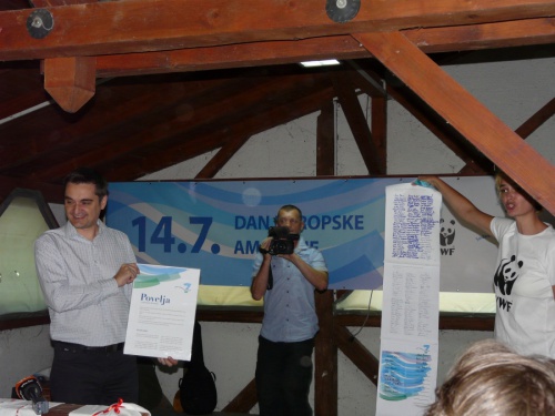 Handing over the Manifest to protect Croatian Rivers to the Croatian Deputy Minister of Environment, Mr. Hrovje Dokoza, © by WWF